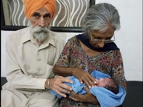 Mohinder Singh Gill (L) with his 70-year-old wife Daljinder Kaur and their new-born baby at Hisar on Tuesday. Image courtesy: Twitter