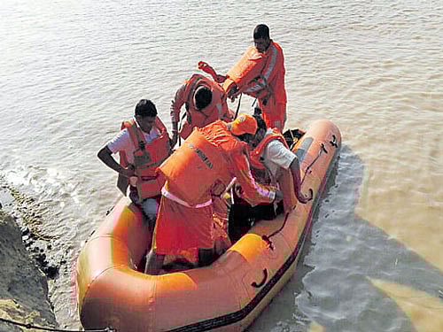 Rescue personnel take care of Roshni Kumari and baby Krishna onboard the NDRF boat in Vaishali. DH Photo