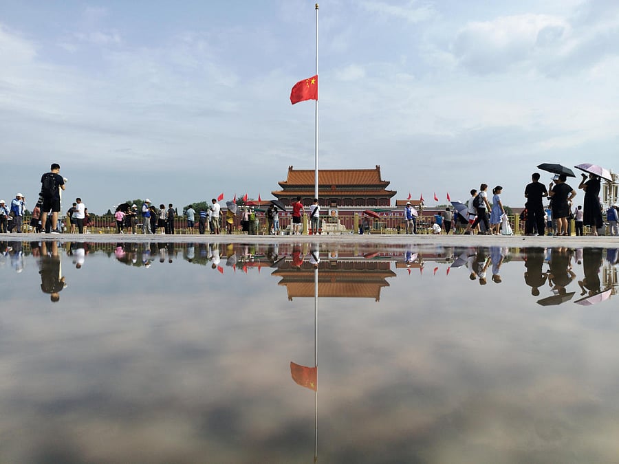 A Chinese national flag flies at half-mast to mourn the death of former Chinese Premier Li Peng at the Tiananmen Square in Beijing, China July 29, 2019. (REUTERS/Stringer)