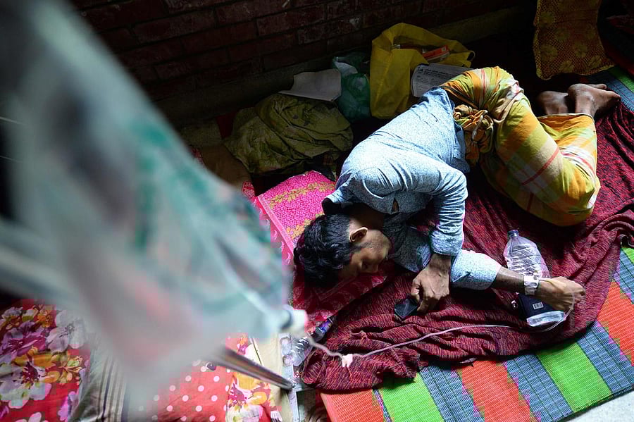 Bangladesh is grappling with its worst outbreak of dengue fever, with hospitals packed with patients as the disease spreads rapidly in the densely-populated country. (AFP Photo)