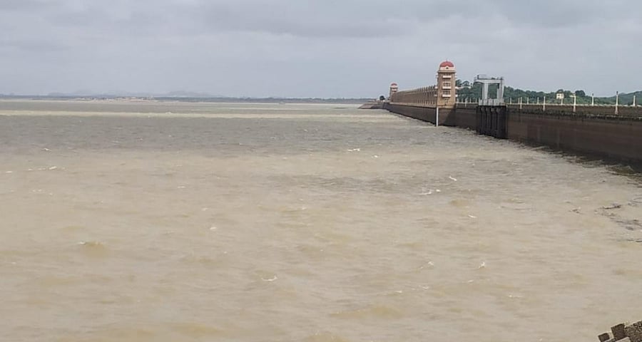 Tungabhadra reservoir near Hosapete has only 31 tmc ft water leaving the farmers of the basin worried. DH FILE PHOTO