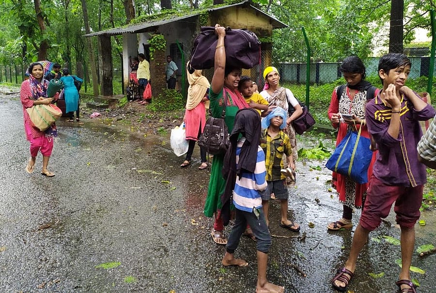 Villagers fleeing after a dam burst rumour spread in Karwar taluk.