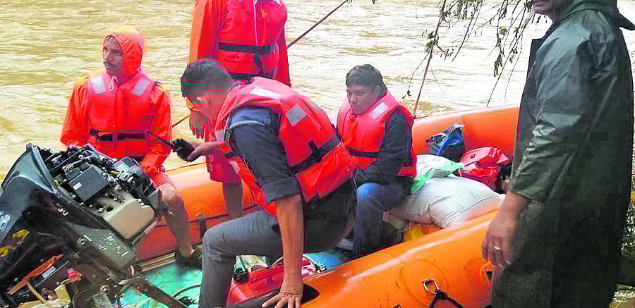 Deputy Commissioner Sasikanth Senthil on Sunday visited Anaru village in Belthangady, where a connecting bridge was washed away in the flood.