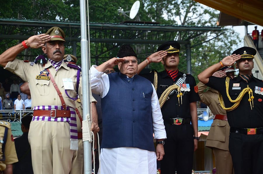Satya Pal Malik (C), governor of Jammu and Kashmir state, salutes during a ceremony to celebrate India's 73rd Independence Day, which marks the end of British colonial rule, in Srinagar on August 15, 2019. (Photo by STR / AFP)