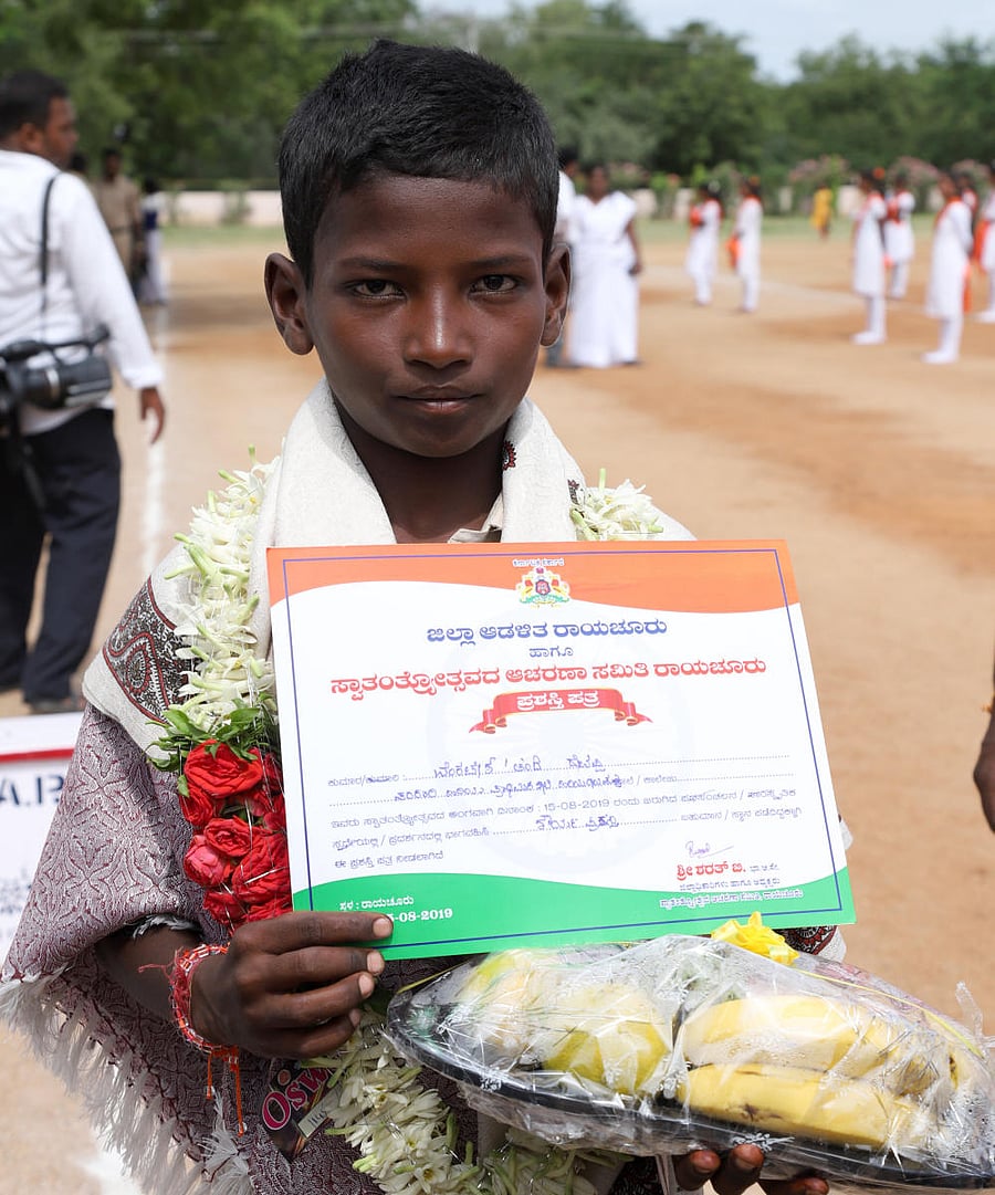 Venkatesh, with the citation of Shourya award at the Independence Day parade in Raichur on Thursday.