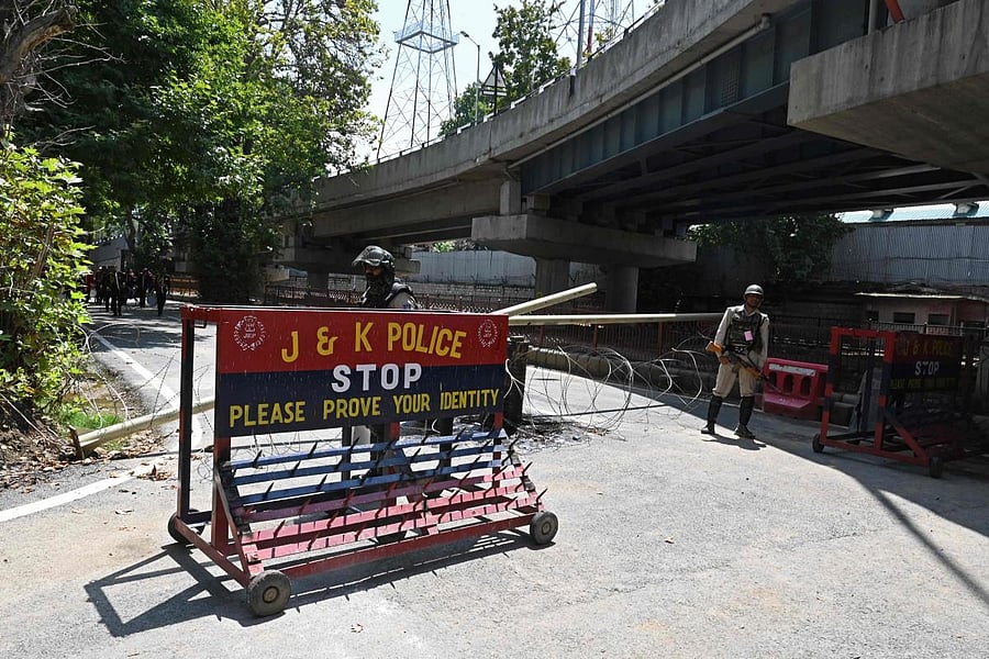 Security personnel block a road to the venue of a ceremony to celebrate India's 73rd Independence Day, which marks the end of British colonial rule, in Srinagar on August 15, 2019. (Photo AFP)