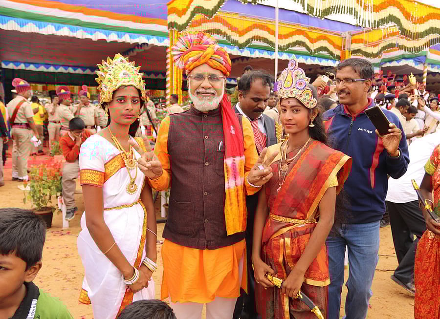 Modi look-alike Nagaraj (C) poses with schoolgirls at the Manekshaw Parade Ground; (right) schoolchildren have a ball during the I-Day celebrations. DH PHOTO/Akhil Kadidal