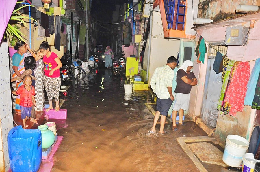 Waterlogging in low lying areas of Hosapete