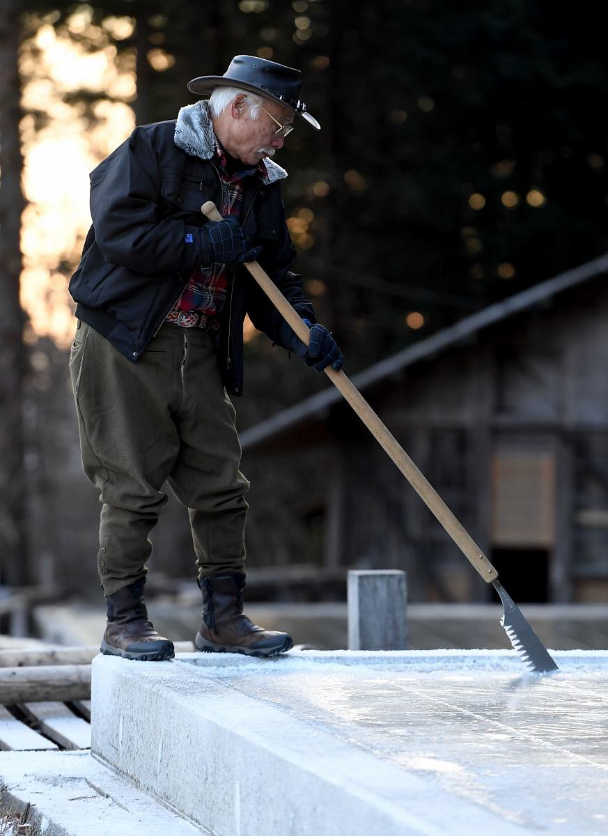 This picture taken on January 10, 2019 shows ice farmer Yuichiro Yamamoto cutting blocks of natural ice from an open-air pool at a factory in Nikko. (AFP file photo)