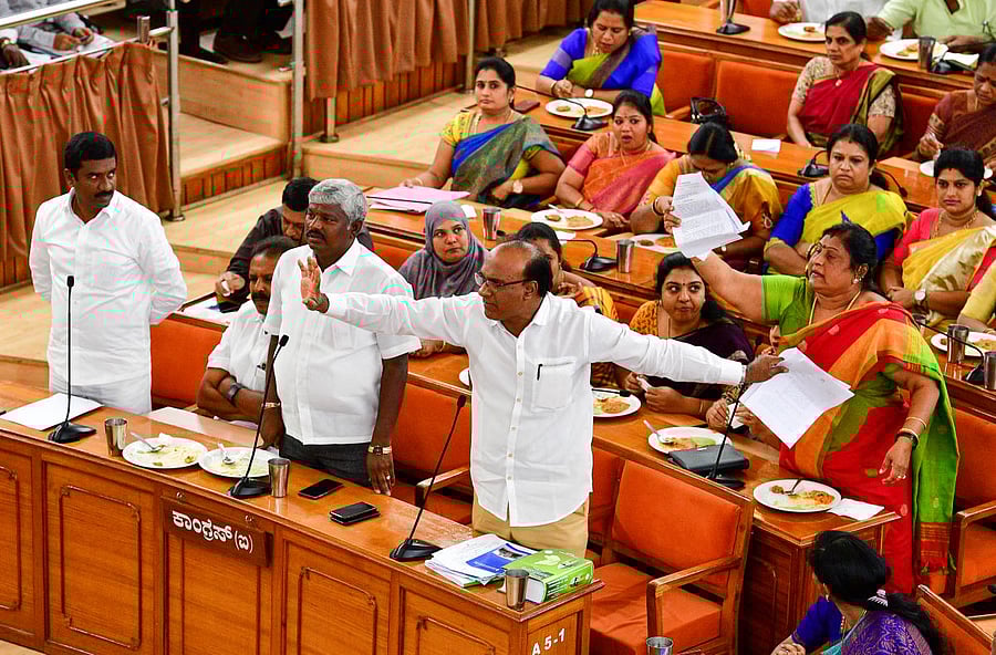 Ruling party leader Abdul Wajid and former mayor G Padmavathi respond to the Opposition’s charges in the BBMP council on Monday. (DH PHOTOS/KRISHNAKUMAR P S)