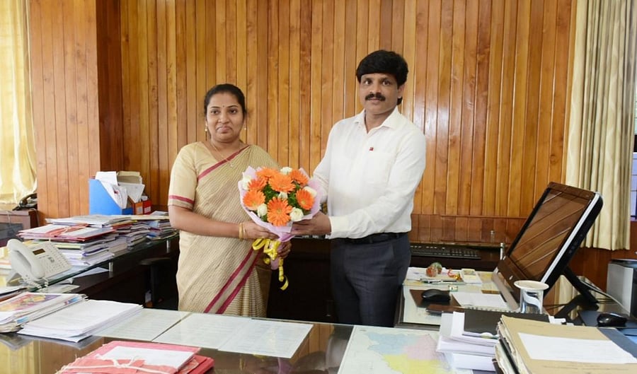 Udupi’s new Deputy Commissioner G Jagadeesha assumes charge from Hephsiba Rani Korlapati on Tuesday.