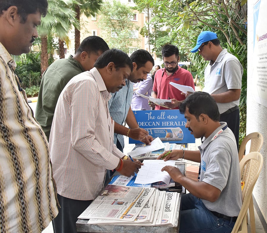 Residents of SNN Raj Serenity in Begur register for Janaspandana, a civic grievance redressal meet organised by DH and Prajavani, on Saturday. DH PHOTO/Janardhan B K