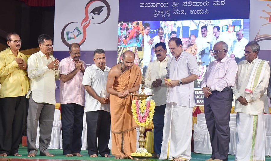 Adamaru Mutt junior pontiff Eshapriya Swami inaugurated a programme to distribute scholarships to meritorious students at Rajangan in Sri Krishna Temple in Udupi.