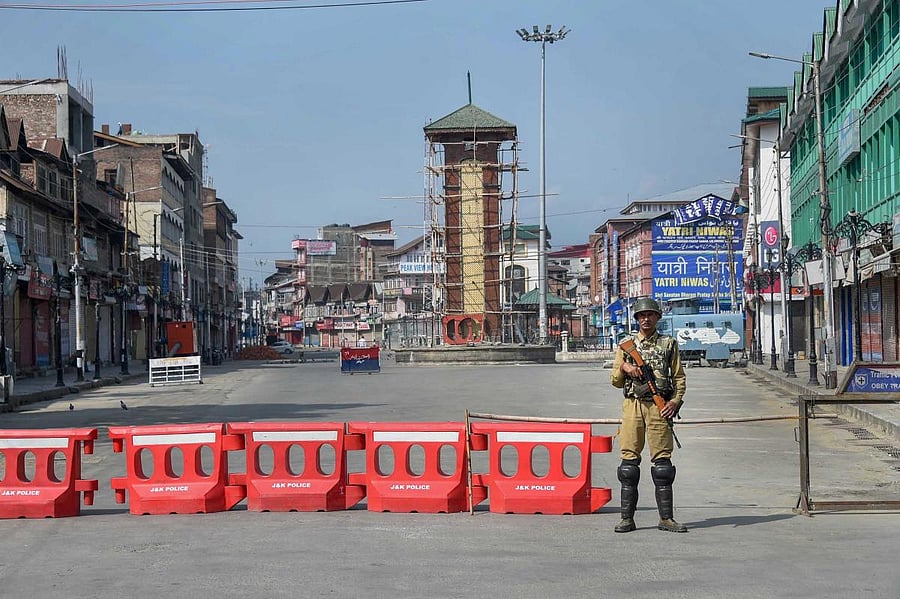 The restrictions imposed on the media in Kashmir have gone on for too long. Responsible media forums like the Editors’ Guild have expressed concern over the clampdown, as such curbs are undemocratic and counterproductive. (PTI File Photo)