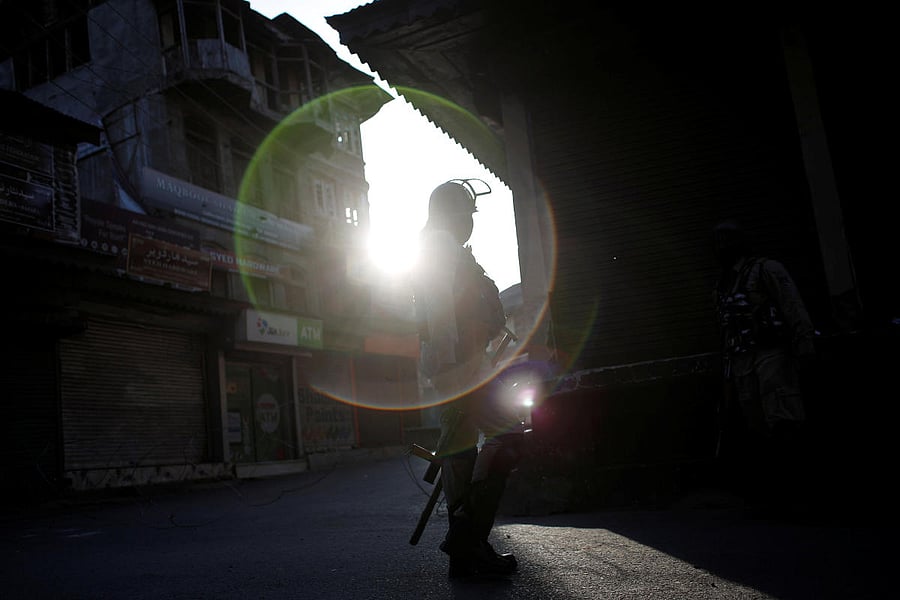 An Indian policeman patrols a deserted road during restrictions after scrapping of the special constitutional status for Kashmir by the Indian government, in Srinagar, August 20, 2019. (Photo by REUTERS)