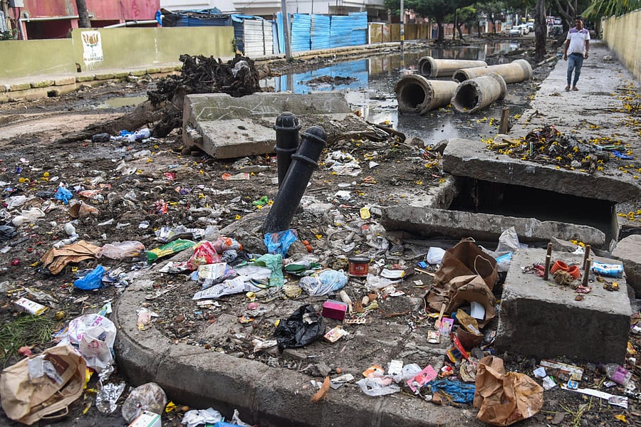 Stagnant sewage water along prominent roads at Wilson Garden. DH PHOTO/S K Dinesh