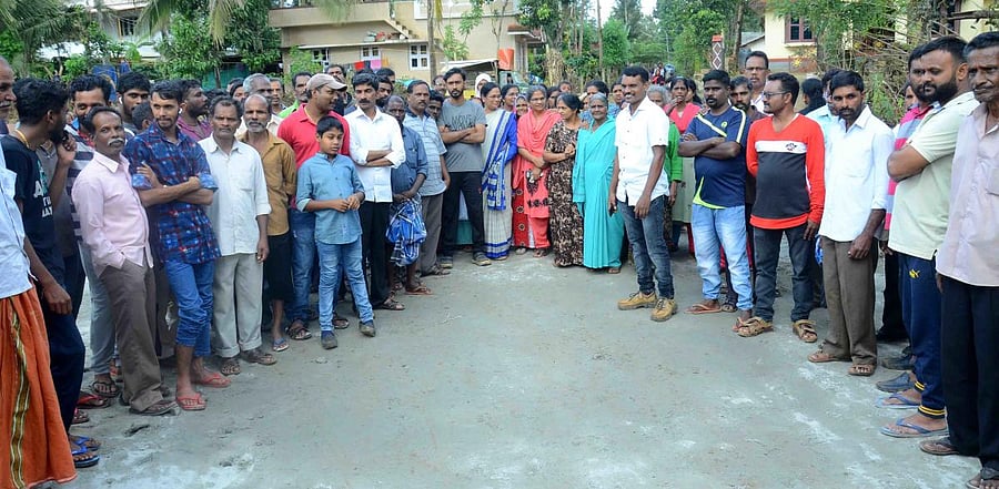 People from flood-hit Kumbaragundi village near Siddapura staged a protest after the chief minister skipped his visit to the area, during his Kodagu visit on Thursday.