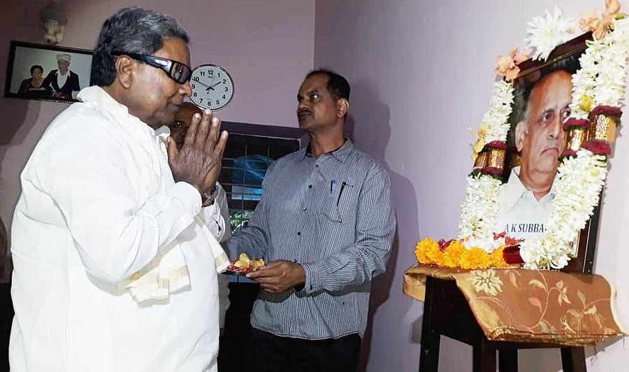 Congress Legislature Party leader Siddaramaiah paid floral tributes to A K Subbaiah, during the commemoration programme held in Hudikeri on Wednesday.