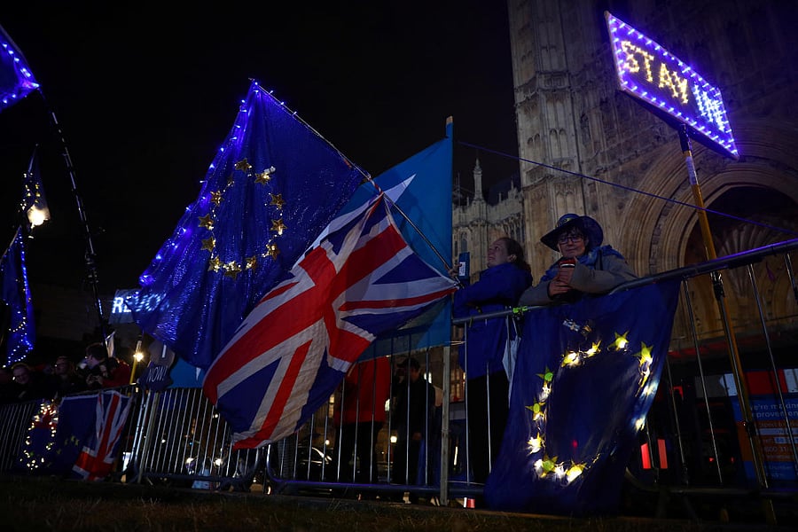Anti-Brexit demonstrators stand outside the Houses of Parliament in London, Britain. (Reuters Photo)