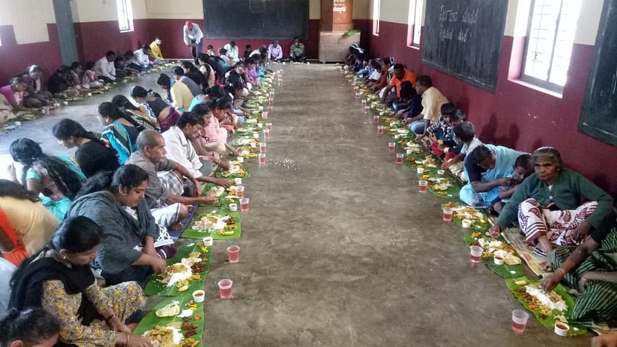 'Onam Saadya' was served to the inmates of the flood relief centre at Nelyahudikeri, Kodagu district.