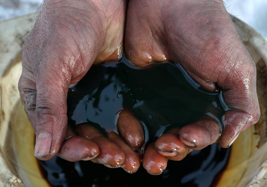 Wednesday's annual report from DNV GL, which operates in more than 100 countries and advises both oil and renewable energy companies, would appear to be at odds with ongoing investment in developing new oil and gas fields. (Reuters File Photo)