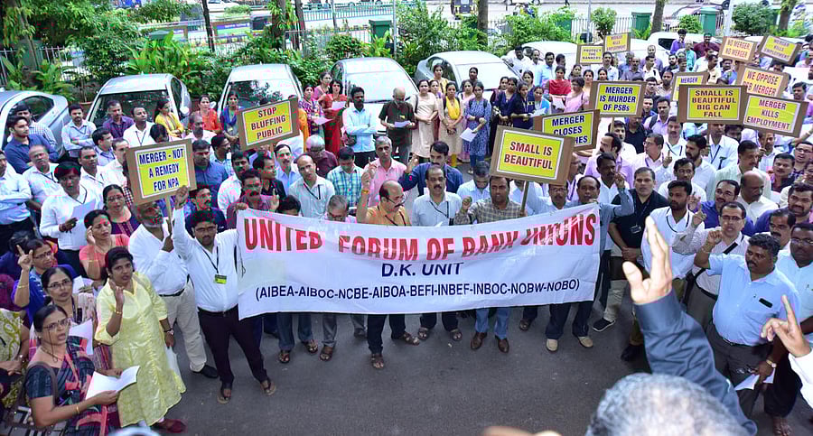 Members of All India Bank Officers Confederation stage a protest, in front of Corporation Bank head office in Mangaluru on Saturday. DH Photo