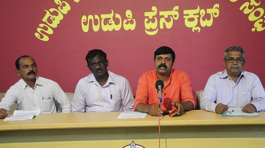 Suresh Kallagara, convener of the Coordination Committee of Udupi District Construction Workers’ Union, speaks to reporters in Udupi on Wednesday.