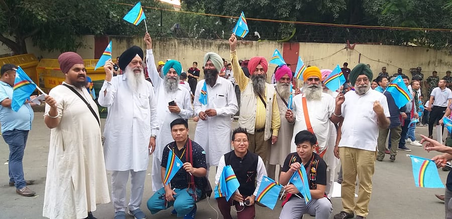 A group of Sikh people wave Naga flag in New Delhi seeking an early solution to Naga conflict. DH photo