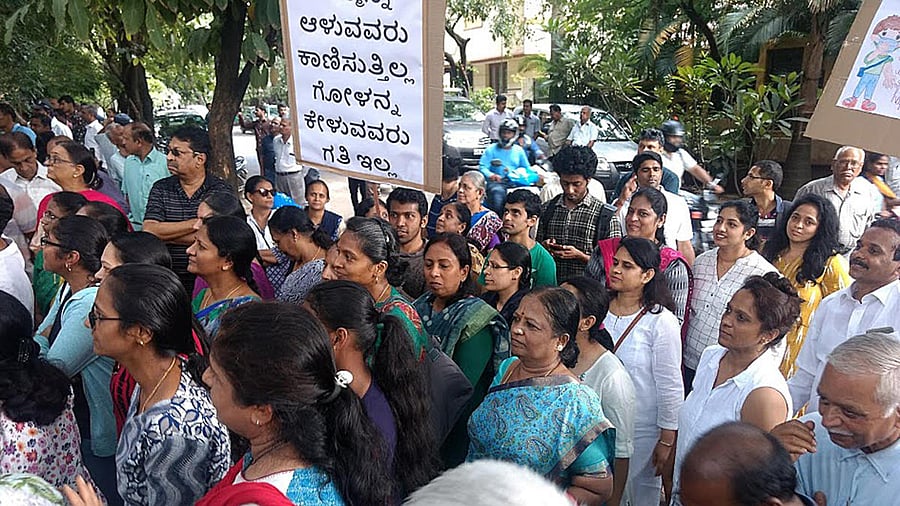 Members of the kasturinagar welfare association staging a protest against the bad roads infront of BBMP office in Kasturi Nagar on Monday. DH file photo