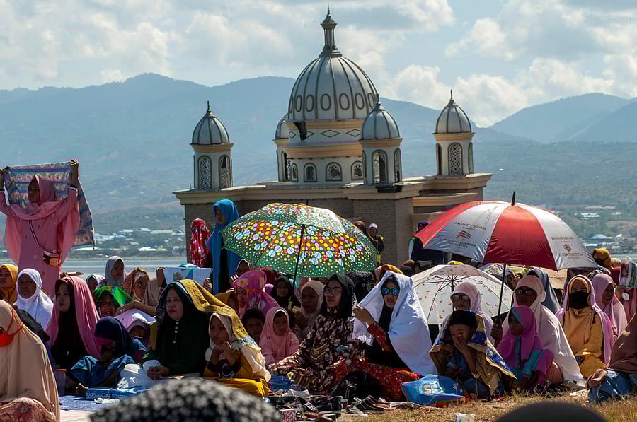 Muslims gather to pray to mark one year after Central Sulawesi earthquake and tsunami, near a damaged mosque in Palu, Central Sulawesi province, Indonesia. (Reuters Photo)