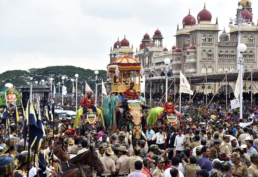 Large number of people witnessed Elephant Arjuna carrying God Chamundeshwari idol, during the 'Dasara Jambu Savari', in Mysuru on Friday. FILE PHOTO / SAVITHA B R