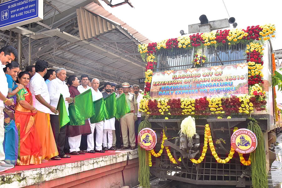 Chief Minister B S Yediyurappa flags off Mysuru-Kochuveli express train at railway station in Mysuru on Sunday. Union Minister of State for Railways Suresh Angadi, Ministers V Somanna, C T Ravi, MP Prathap Simha are seen. DH Photo