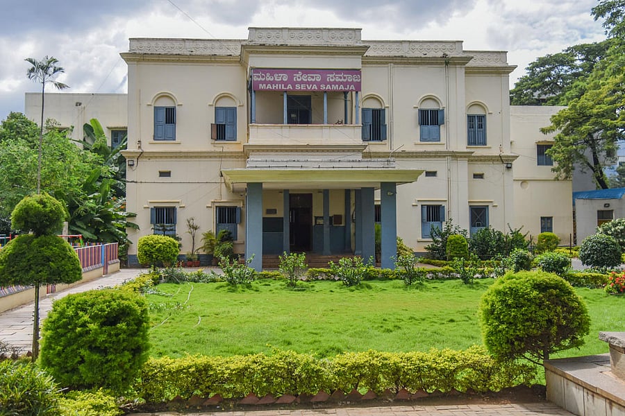 Gandhi visited Mahila Seva Samaja in Basavanagudi in 1927. He came to meet the women in the institution and urged them to use charkha. 