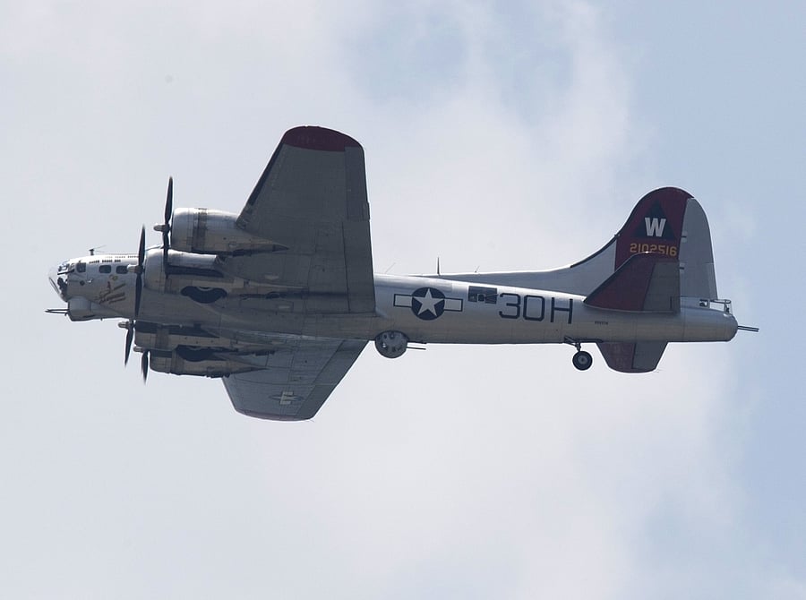 A B-17 Flying Fortress flies over the National Mall during the Arsenal of Democracy, a WWII plane flyover for the 70th anniversary of V-E Day in Washington. (Photo by AFP)