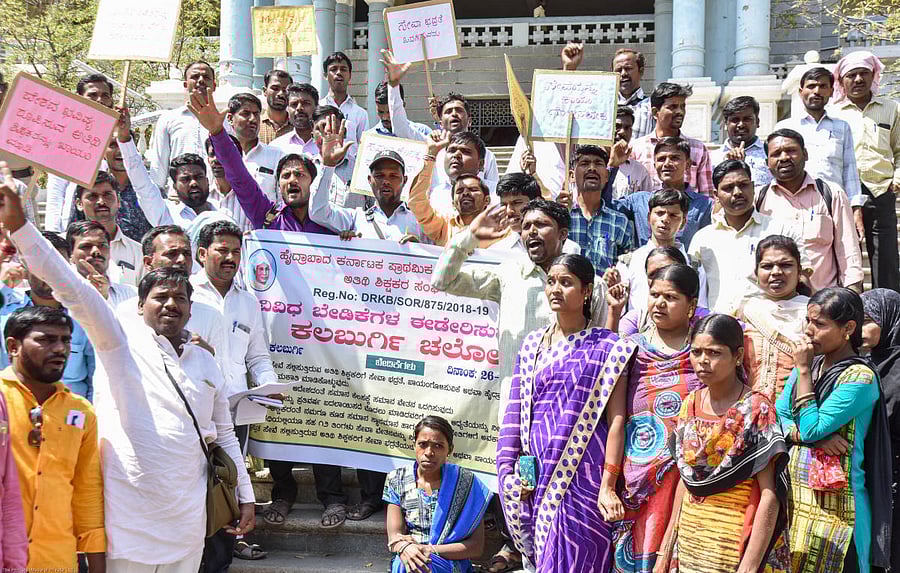 Teachers from Hyderabad Karnataka Primary and High School Guest Teachers Union stage a protest pressing various demands at the mini Vidhana Soudhain Kalaburagi. DH Photo/ Prashanth HG