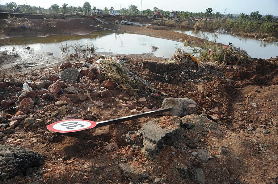 Floods washed away roads at Konnur village in Naragund Taluk of Gadag district which disrupted traffic on the national highway. | DH Photo: Pushkar V