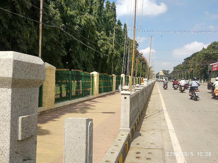 Dasara lights hanging above the broken balustrade, along Rajamarga, on Albert Victor Road, near Mysuru Palace, in Mysuru. DH Photo/T R Sathish Kumar