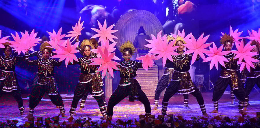 ‘United Kings’ dance troupe perform during the Yuva Dasara programme in Madikeri.