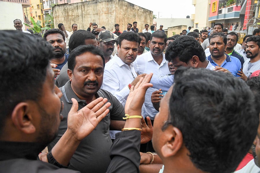 Residents of Bhavaninagar and Thirumalapura are gherav to Mayor Goutham Kumar, during his visit after Doddabidarakallu Lake breached last night following heavy rains, at BWSSB Sewage Treatment Plant, 300 and more families affected, in Bengaluru on Thursday. Photo/ B H Shivakumar