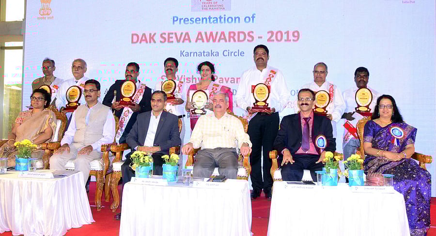 Dak Seva awardees with the dignitaries at ‘Karnapex 2019’ held at TMA Pai Convention Hall in Mangaluru. DH photo