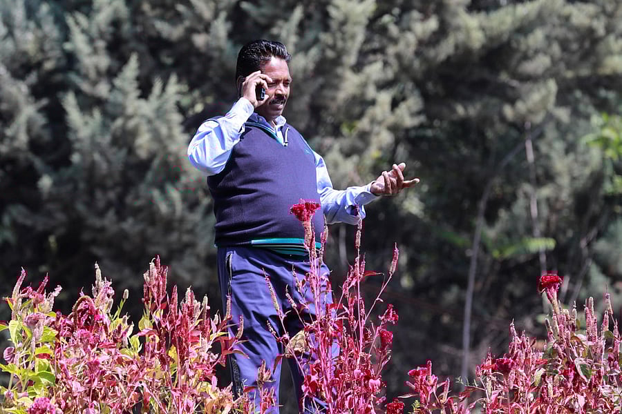 A man speaks on the phone after the partial restoration of mobile phone services in Srinagar October 14, 2019. (Photo by Reuters)