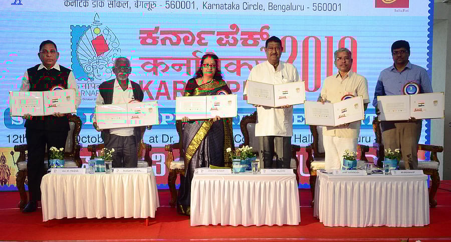 Dignitaries release a special cover on national flag, at the Karnapex 2019, held at Dr T M A Pai Convention Centre in Mangaluru on Monday. DH Photo