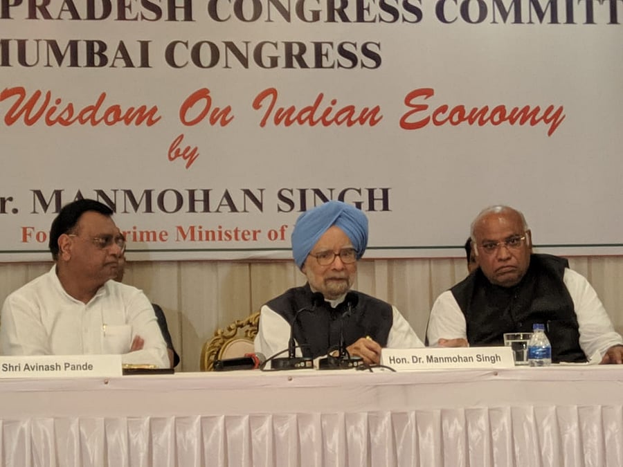 Former PM Dr. Manmohan Singh interacts with business community & media in Mumbai. (Photo: Congress/Twitter)