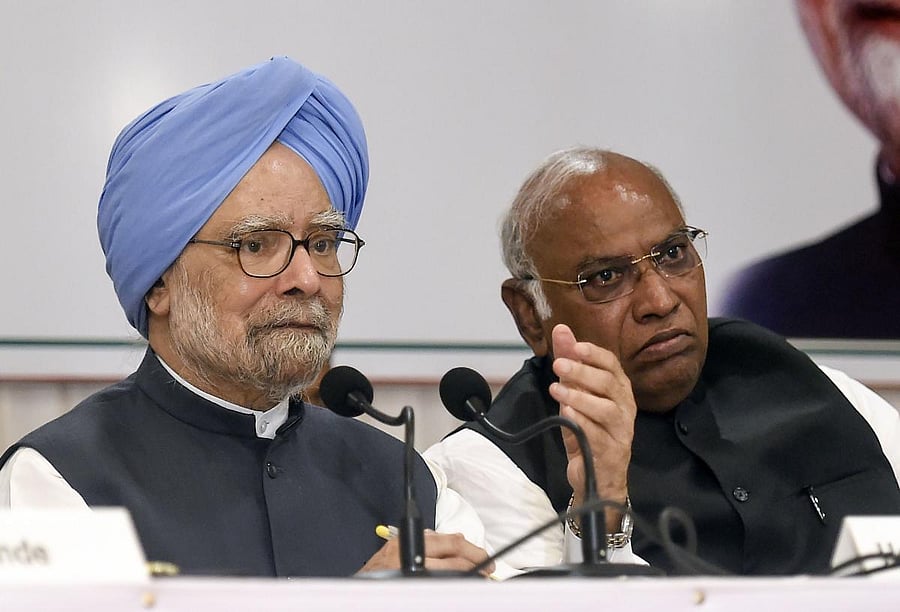 Congress senior leader and former prime minister Manmohan Singh addresses a press conference, in Mumbai, Thursday, Oct. 17, 2019. Also seen is Congress leader Mallikarjun Kharge. (PTI Photo)