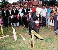 Ajjikutteera S Naren Kariappa flagging off Jaycee Kodagu Utsav 2010 by chopping peduncle at Bittangala. DH Photo