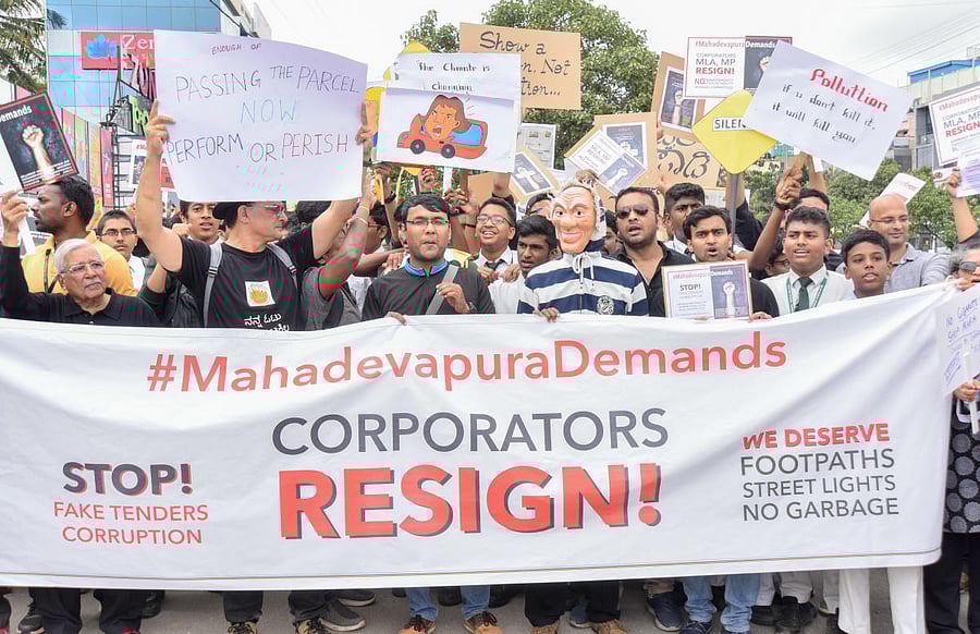 Local residents and citizen volunteers took out a march to protest the poor civic facilities in Mahadevapura. (DH Photo/Anup Raght)