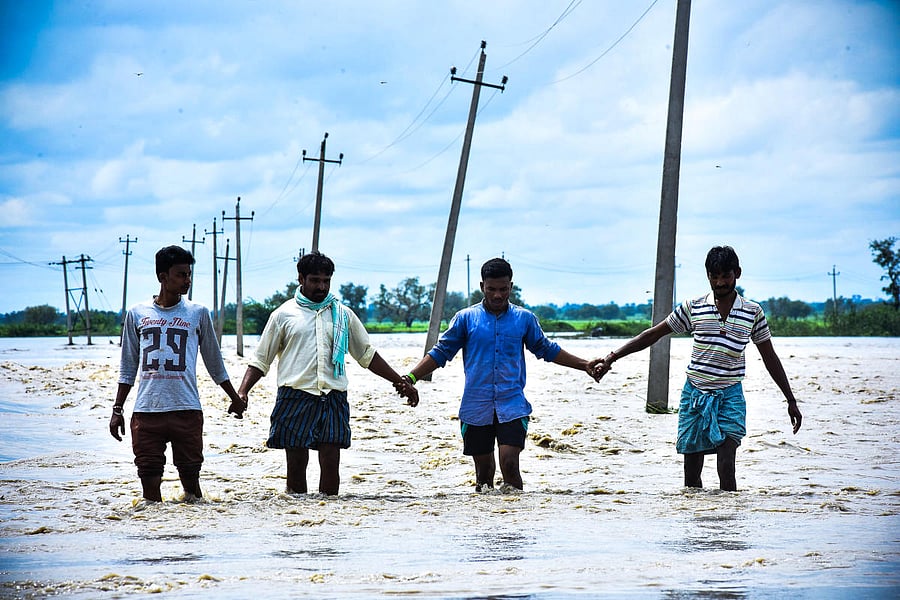 The road from Haveri to Ballari is under water. (DH Photo/Tajuddin Azad)
