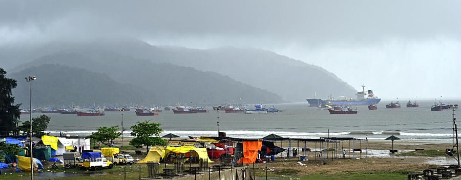 Hundreds of fishing boats are anchored at Karwar coast, following rough sea, on Thursday. DH PHOTO