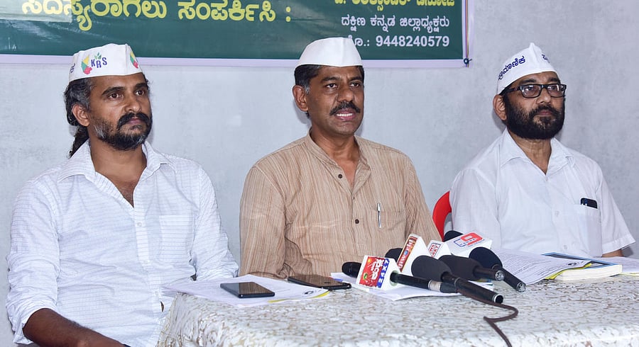 Karnataka Rashtra Samithi State President Ravikrishna Reddy speaks to reporters in Mangaluru on Wednesday.