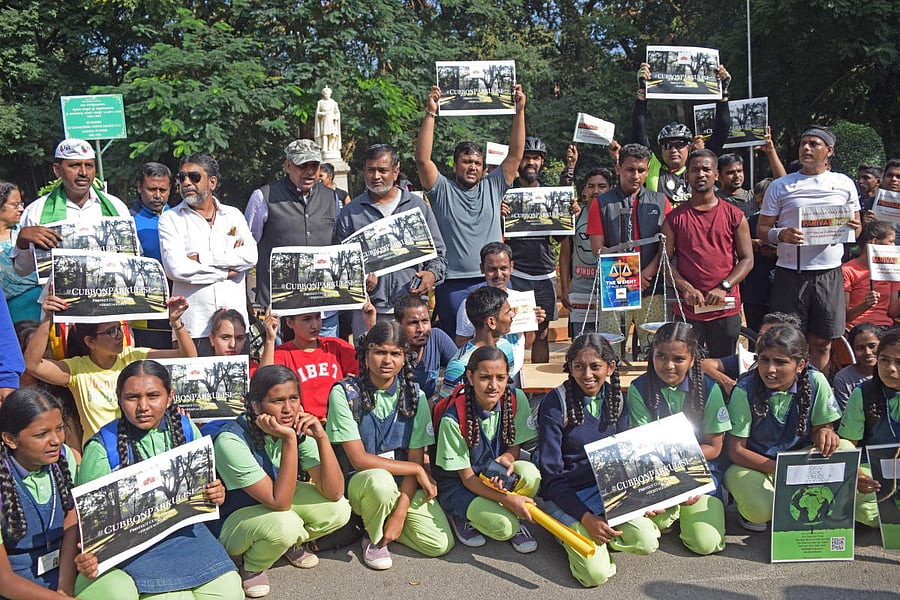 Residents, Workers, Locals and Students from all over Bangalore get together to save Cubbon Park from the treachery of chainsaws and bulldozers for the construction of a concrete giant on the premesis of the park. (DH Photo: Sneha Sengupta)